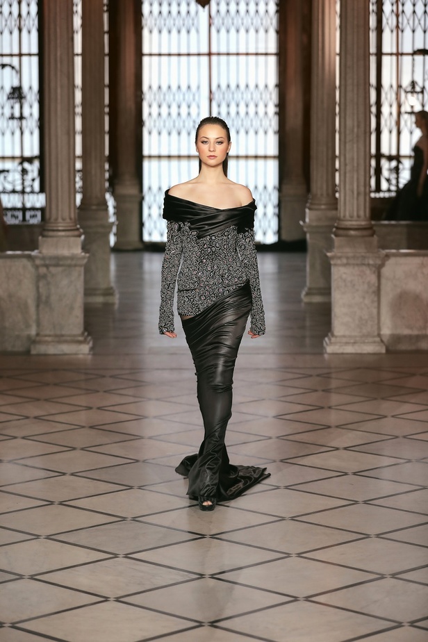 مجموعة المصمم طوني ورد من الأزياء الراقية لربيع وصيف 2022