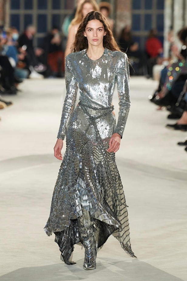 لوحة من الألوان والقصات في مجموعة Alexandre Vauthier للأزياء الراقية لربيع وصيف 2022