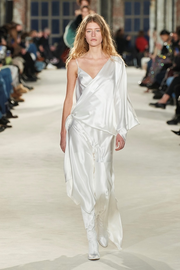 لوحة من الألوان والقصات في مجموعة Alexandre Vauthier للأزياء الراقية لربيع وصيف 2022