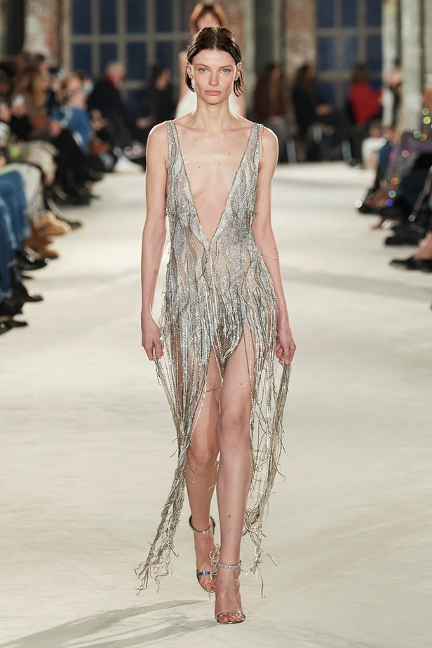 لوحة من الألوان والقصات في مجموعة Alexandre Vauthier للأزياء الراقية لربيع وصيف 2022