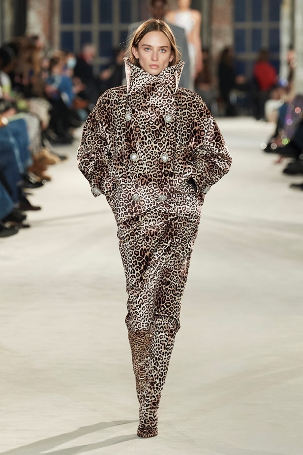 لوحة من الألوان والقصات في مجموعة Alexandre Vauthier للأزياء الراقية لربيع وصيف 2022