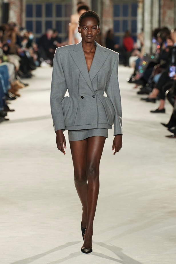 لوحة من الألوان والقصات في مجموعة Alexandre Vauthier للأزياء الراقية لربيع وصيف 2022