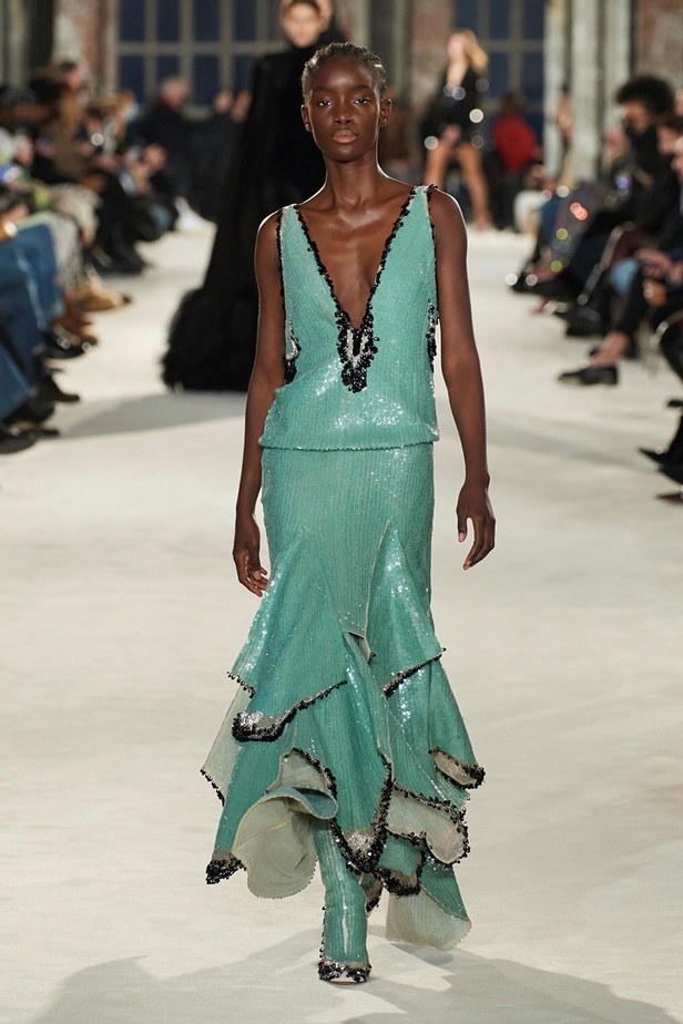 لوحة من الألوان والقصات في مجموعة Alexandre Vauthier للأزياء الراقية لربيع وصيف 2022