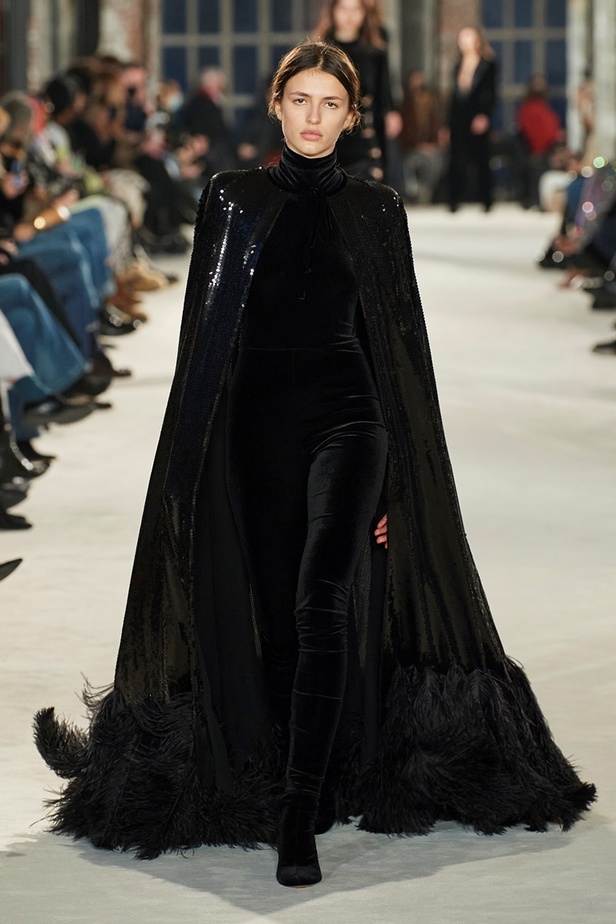 لوحة من الألوان والقصات في مجموعة Alexandre Vauthier للأزياء الراقية لربيع وصيف 2022