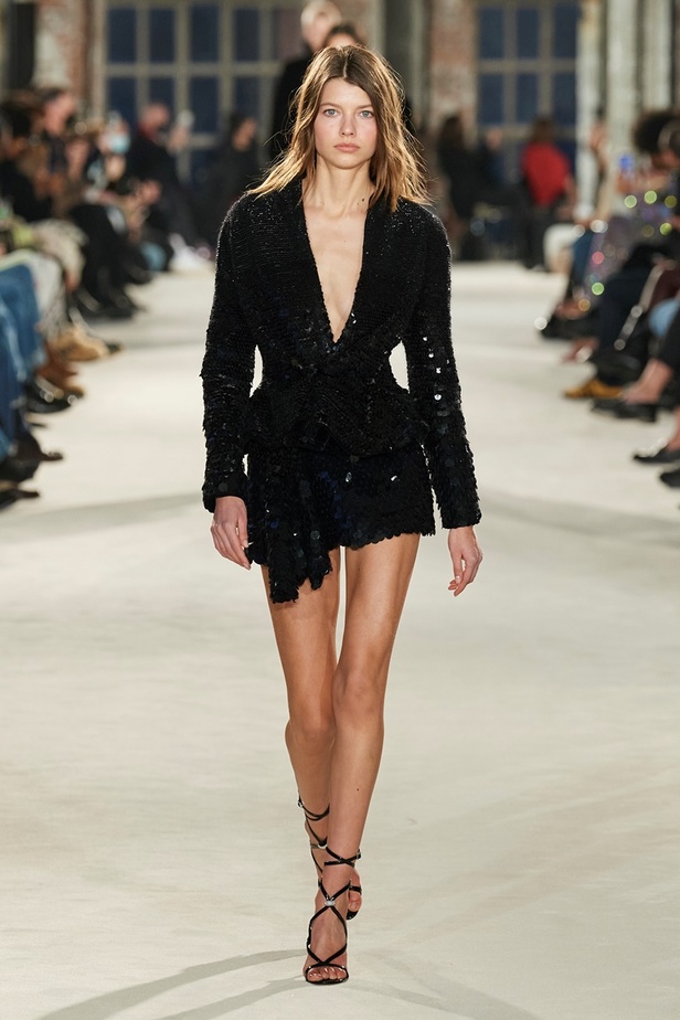 لوحة من الألوان والقصات في مجموعة Alexandre Vauthier للأزياء الراقية لربيع وصيف 2022