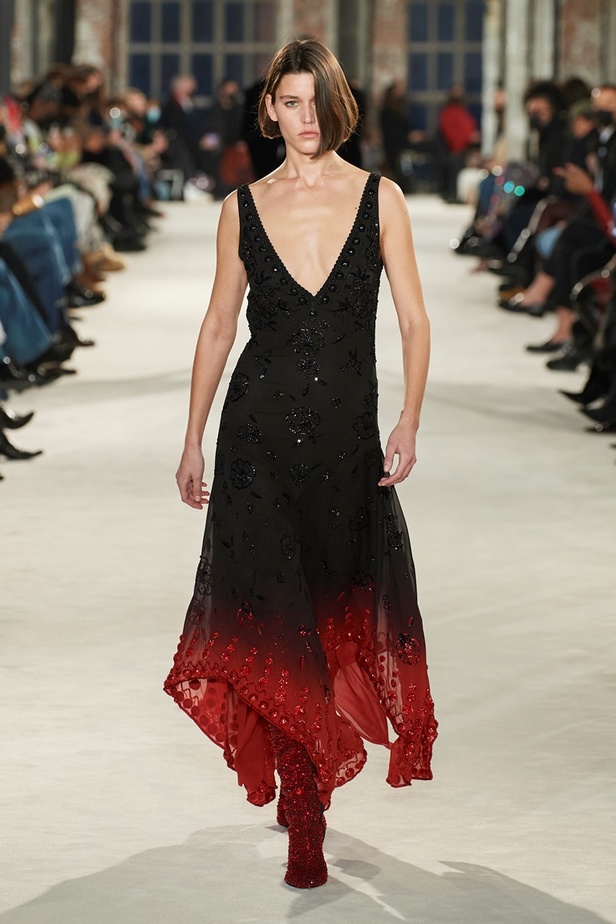 لوحة من الألوان والقصات في مجموعة Alexandre Vauthier للأزياء الراقية لربيع وصيف 2022