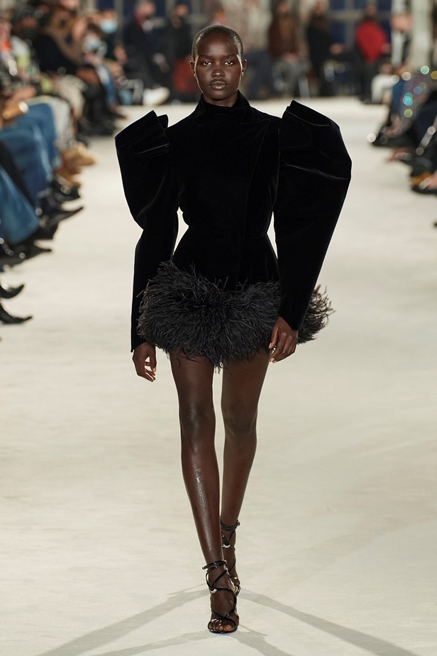 لوحة من الألوان والقصات في مجموعة Alexandre Vauthier للأزياء الراقية لربيع وصيف 2022