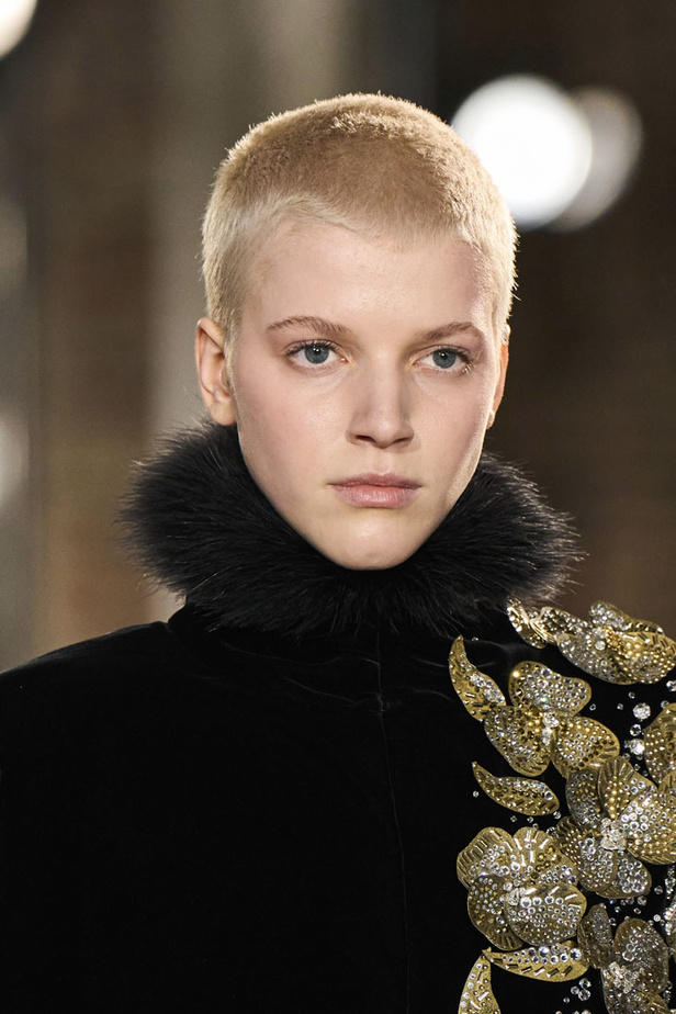 لوحة من الألوان والقصات في مجموعة Alexandre Vauthier للأزياء الراقية لربيع وصيف 2022