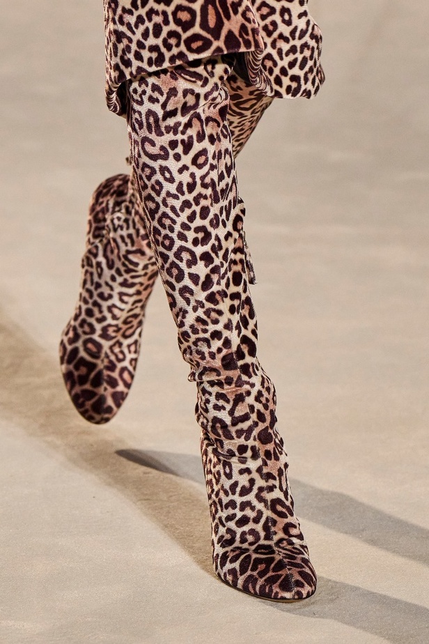 لوحة من الألوان والقصات في مجموعة Alexandre Vauthier للأزياء الراقية لربيع وصيف 2022