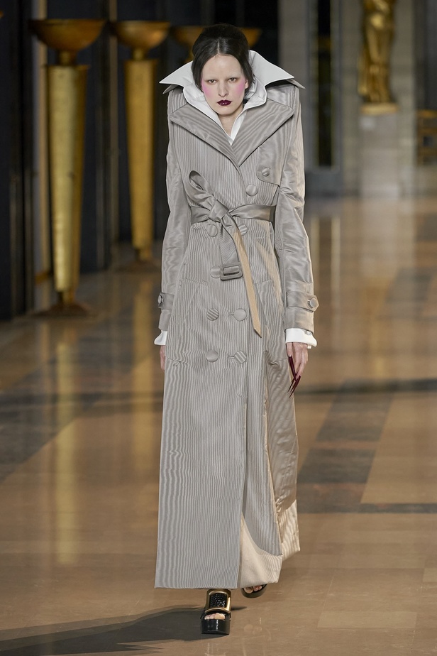 مجموعة أزياء Viktor&Rolf للأزياء الراقية لربيع وصيف 2022