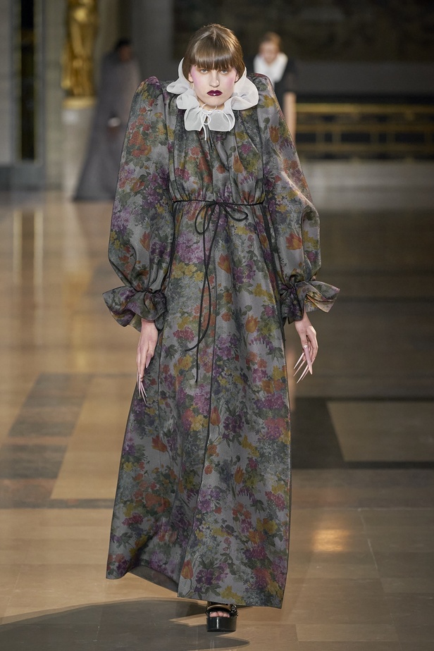 مجموعة أزياء Viktor&Rolf للأزياء الراقية لربيع وصيف 2022