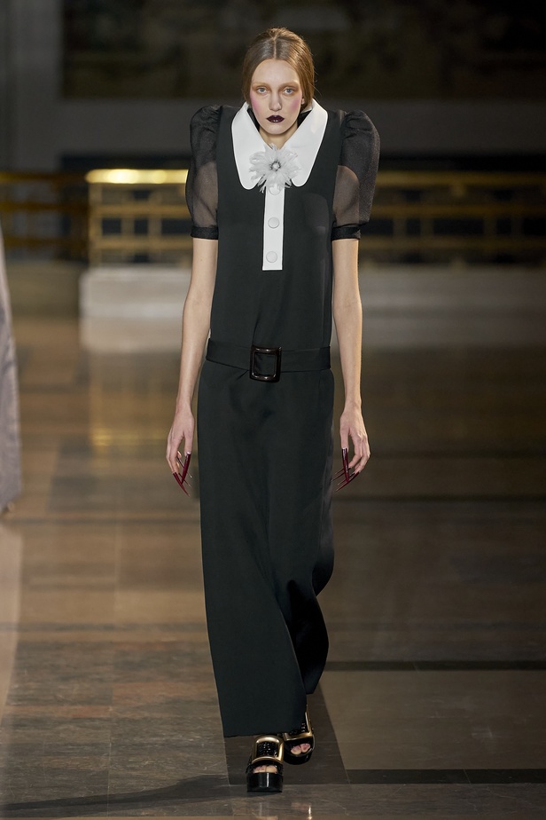 مجموعة أزياء Viktor&Rolf للأزياء الراقية لربيع وصيف 2022