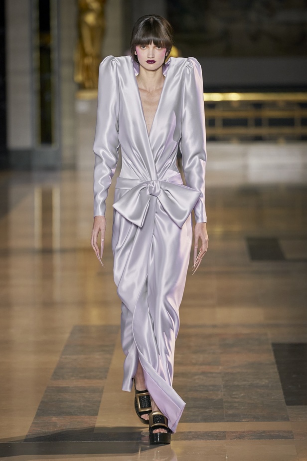 مجموعة أزياء Viktor&Rolf للأزياء الراقية لربيع وصيف 2022