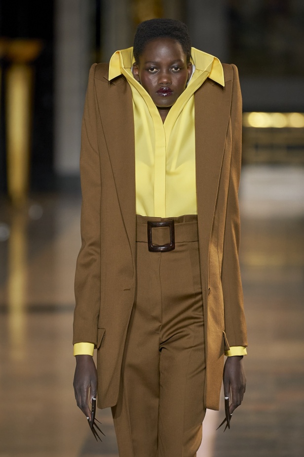 مجموعة أزياء Viktor&Rolf للأزياء الراقية لربيع وصيف 2022