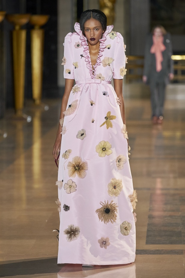 مجموعة أزياء Viktor&Rolf للأزياء الراقية لربيع وصيف 2022