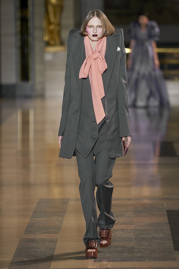 مجموعة أزياء Viktor&Rolf للأزياء الراقية لربيع وصيف 2022