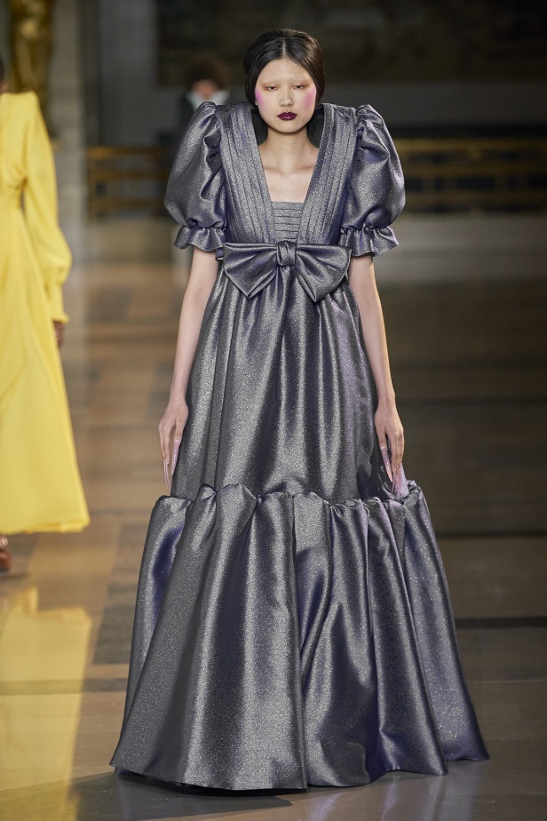 مجموعة أزياء Viktor&Rolf للأزياء الراقية لربيع وصيف 2022