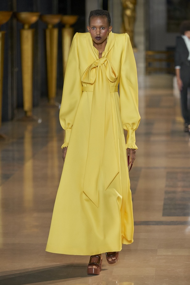 مجموعة أزياء Viktor&Rolf للأزياء الراقية لربيع وصيف 2022