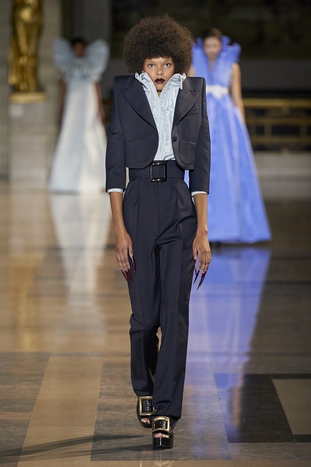 مجموعة أزياء Viktor&Rolf للأزياء الراقية لربيع وصيف 2022