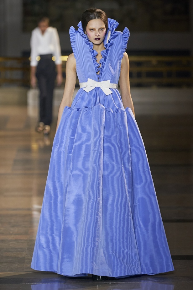 مجموعة أزياء Viktor&Rolf للأزياء الراقية لربيع وصيف 2022