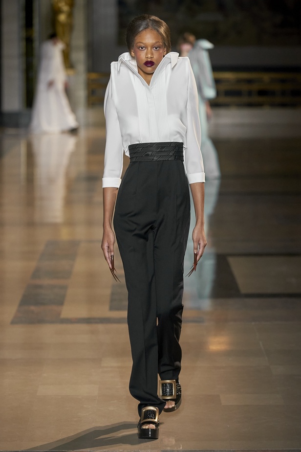 مجموعة أزياء Viktor&Rolf للأزياء الراقية لربيع وصيف 2022