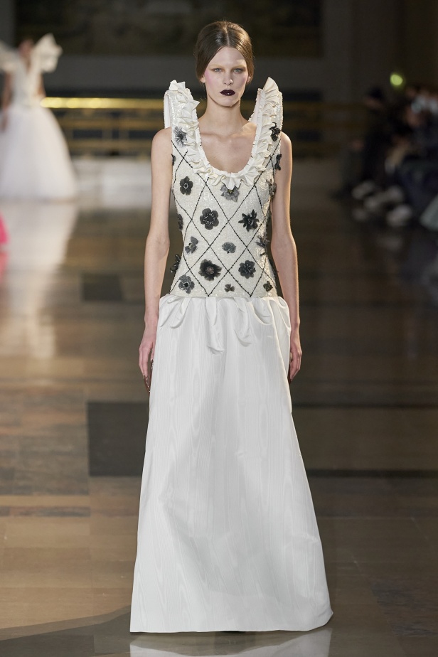 مجموعة أزياء Viktor&Rolf للأزياء الراقية لربيع وصيف 2022