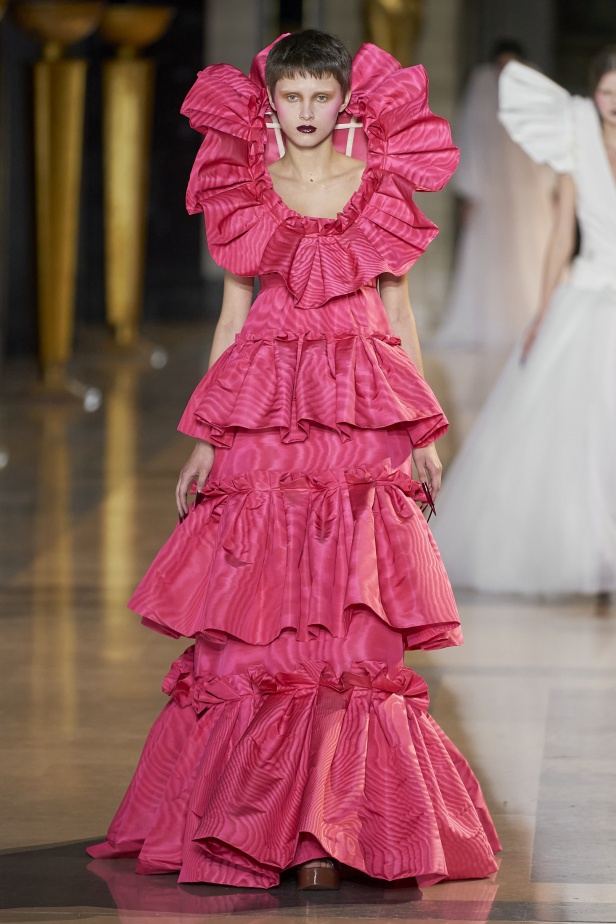 مجموعة أزياء Viktor&Rolf للأزياء الراقية لربيع وصيف 2022