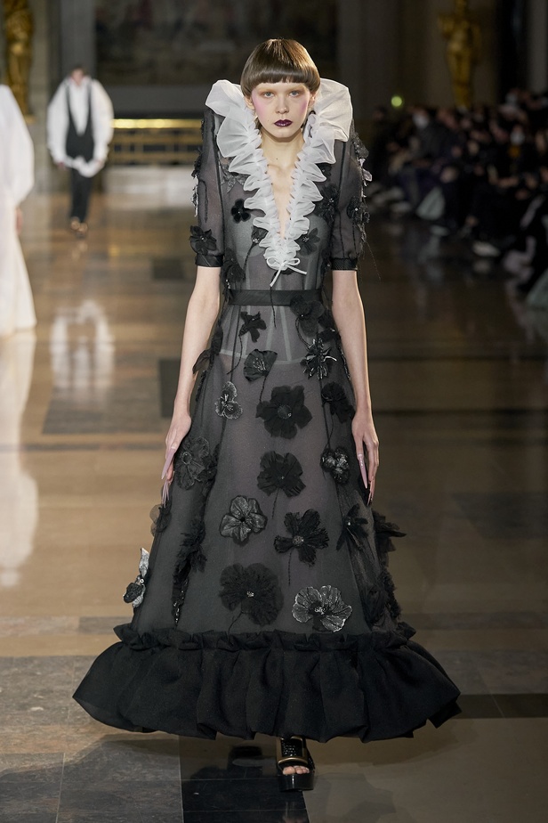 مجموعة أزياء Viktor&Rolf للأزياء الراقية لربيع وصيف 2022