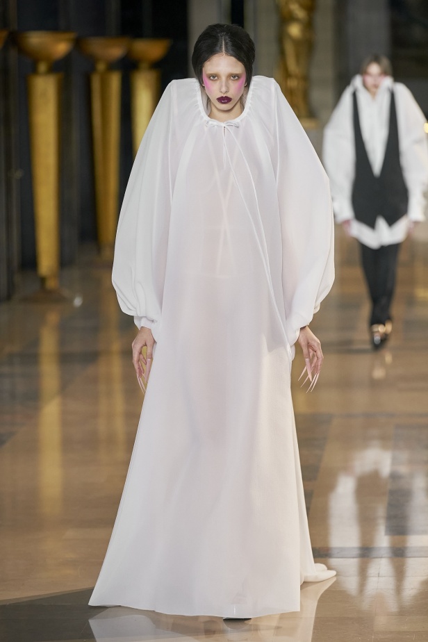 مجموعة أزياء Viktor&Rolf للأزياء الراقية لربيع وصيف 2022