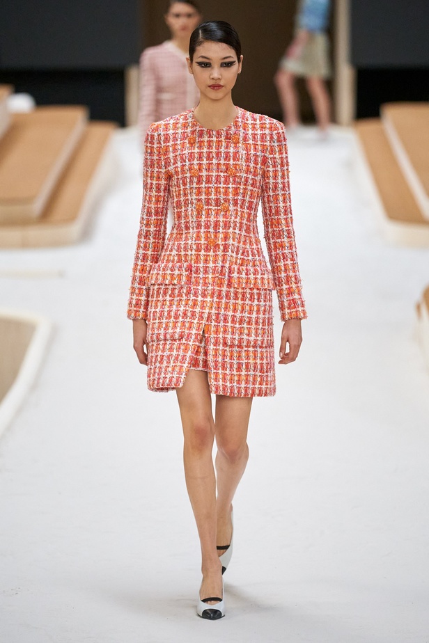 مجموعة دار CHANEL للأزياء الراقية لربيع وصيف 2022 تناغم بين الخيال والواقع