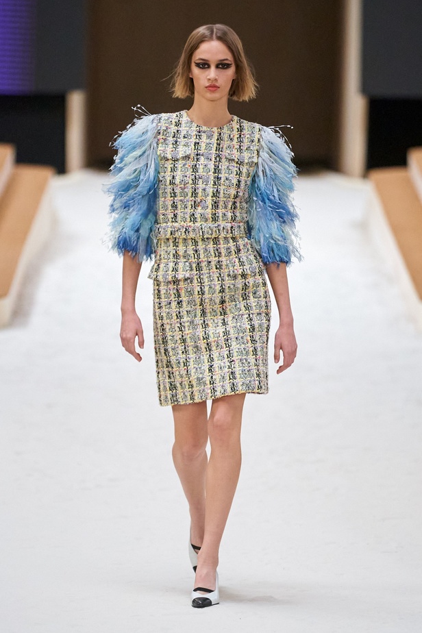 مجموعة دار CHANEL للأزياء الراقية لربيع وصيف 2022 تناغم بين الخيال والواقع