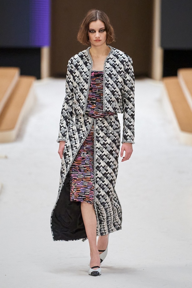 مجموعة دار CHANEL للأزياء الراقية لربيع وصيف 2022 تناغم بين الخيال والواقع