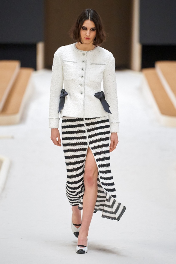 مجموعة دار CHANEL للأزياء الراقية لربيع وصيف 2022 تناغم بين الخيال والواقع