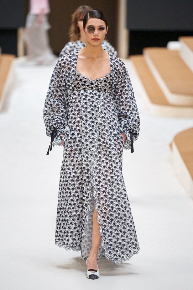 مجموعة دار CHANEL للأزياء الراقية لربيع وصيف 2022 تناغم بين الخيال والواقع