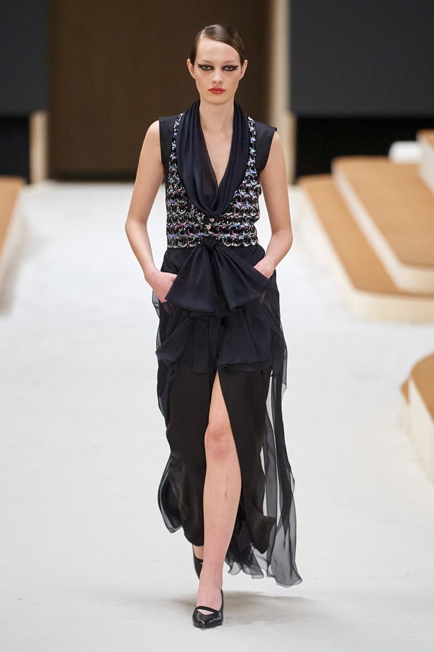 مجموعة دار CHANEL للأزياء الراقية لربيع وصيف 2022 تناغم بين الخيال والواقع