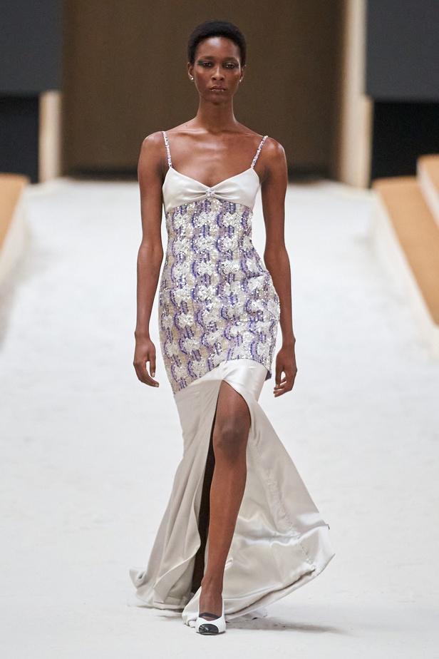 مجموعة دار CHANEL للأزياء الراقية لربيع وصيف 2022 تناغم بين الخيال والواقع