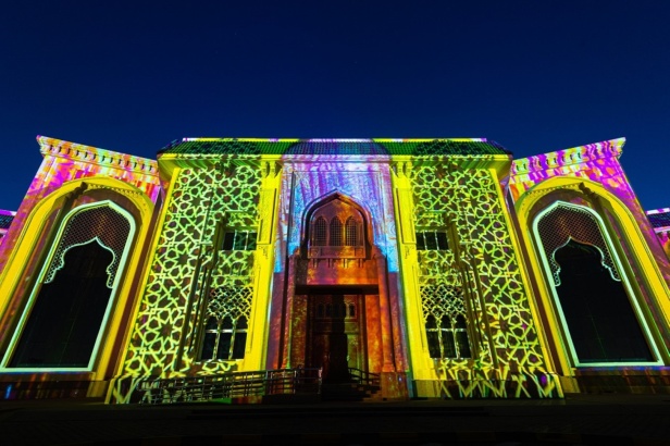 مهرجان أضواء الشارقة يواصل إبهار الزوار بعروضه الضوئية الخلابة.. إليكم مواعيد العروض