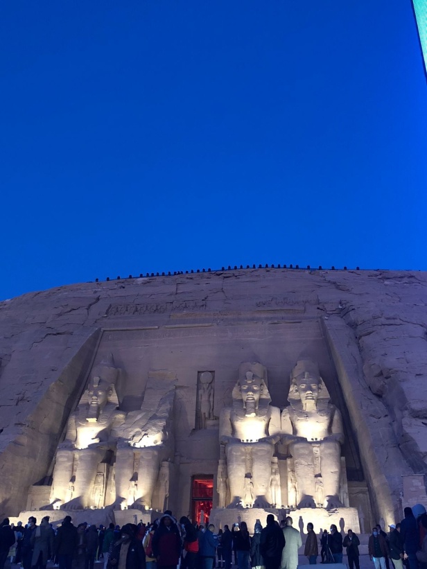 شاهد.. احتفالات تعامد الشمس على وجه رمسيس الثاني في أبوسمبل بمصر بتاريخ مميز 