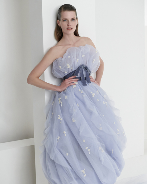 مجموعة قزي وأسطا من الألبسة الفاخرة لربيع وصيف 2022