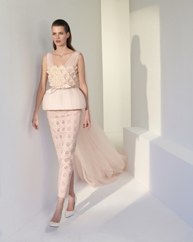 مجموعة قزي وأسطا من الألبسة الفاخرة لربيع وصيف 2022