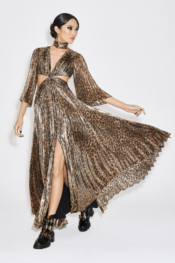 مجموعة مفعمة بالألوان من Alice + Olivia by Stacey Bendet لخريف وشتاء 2022