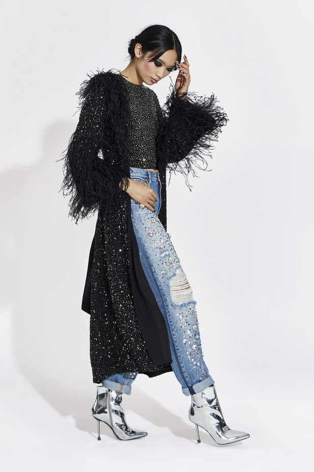 مجموعة مفعمة بالألوان من Alice + Olivia by Stacey Bendet لخريف وشتاء 2022