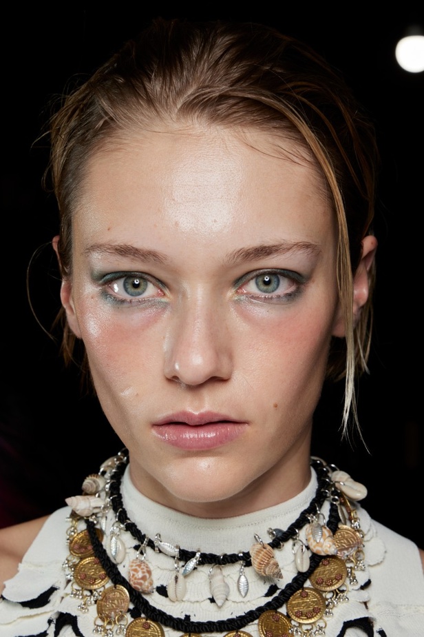 مكياج وتسريحات شعر عرض أزياء Altuzarra لموسم خريف 2022