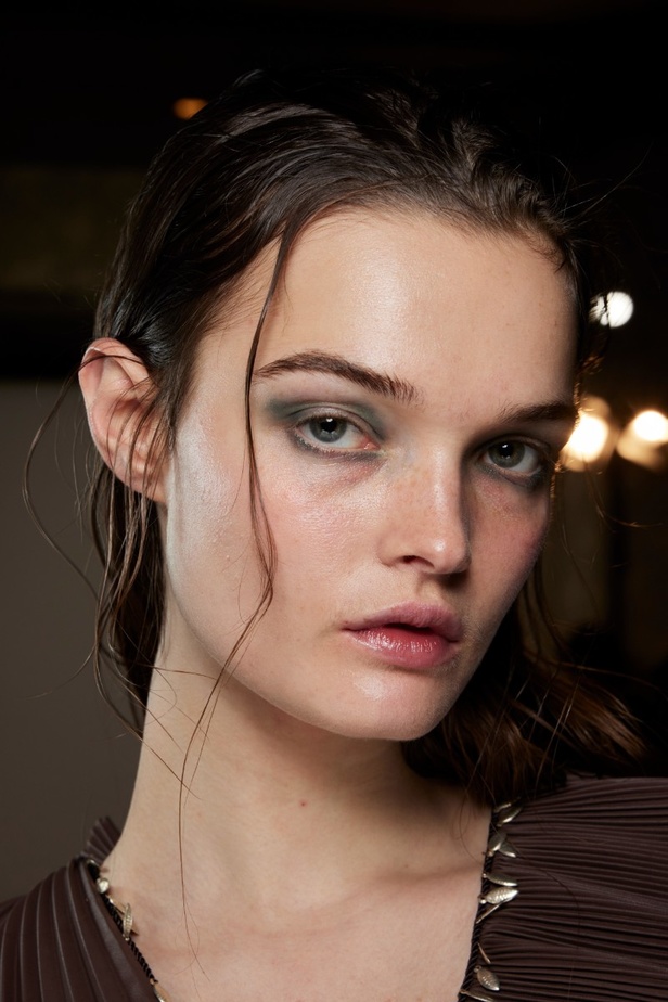 مكياج وتسريحات شعر عرض أزياء Altuzarra لموسم خريف 2022