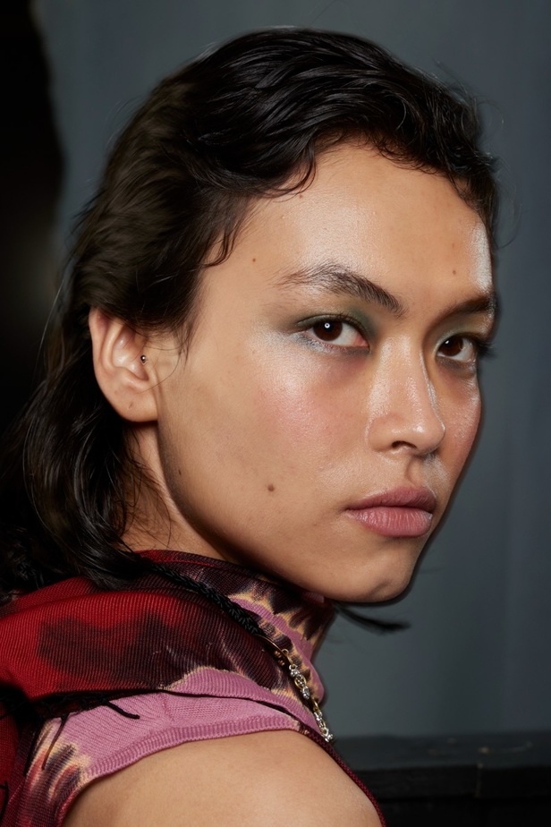 مكياج وتسريحات شعر عرض أزياء Altuzarra لموسم خريف 2022