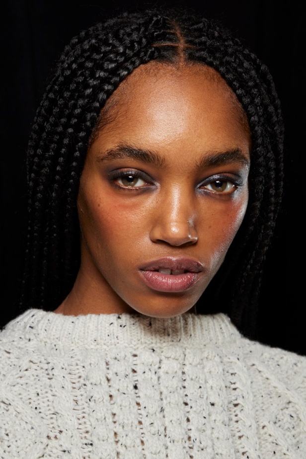 مكياج وتسريحات شعر عرض أزياء Altuzarra لموسم خريف 2022