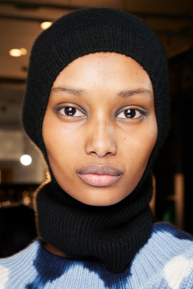 مكياج وتسريحات شعر عرض أزياء Altuzarra لموسم خريف 2022