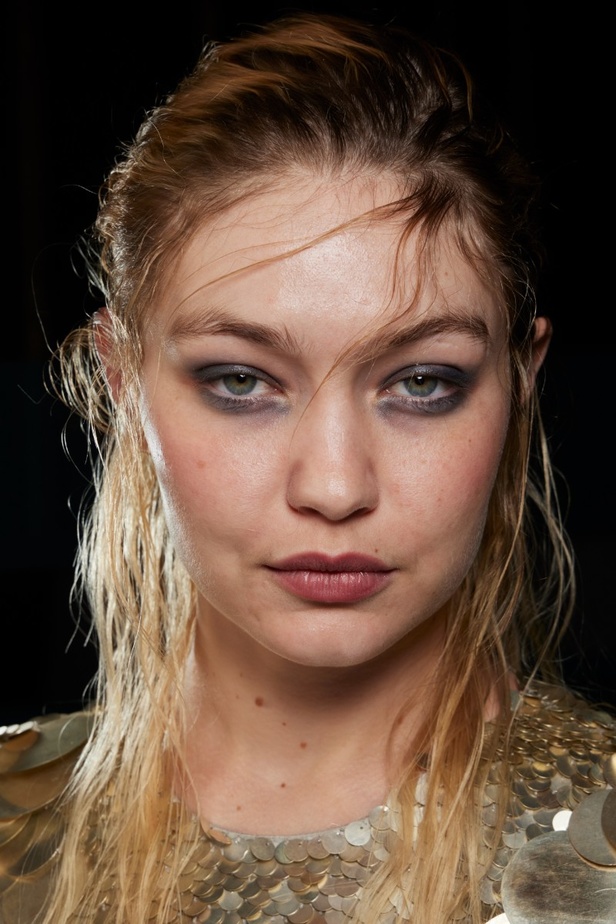 مكياج وتسريحات شعر عرض أزياء Altuzarra لموسم خريف 2022