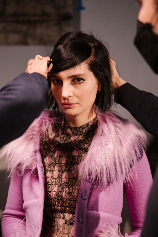 مكياج وتسريحات شعر العارضات من مجموعة Anna Sui لموسم خريف وشتاء 2022 في نيويورك