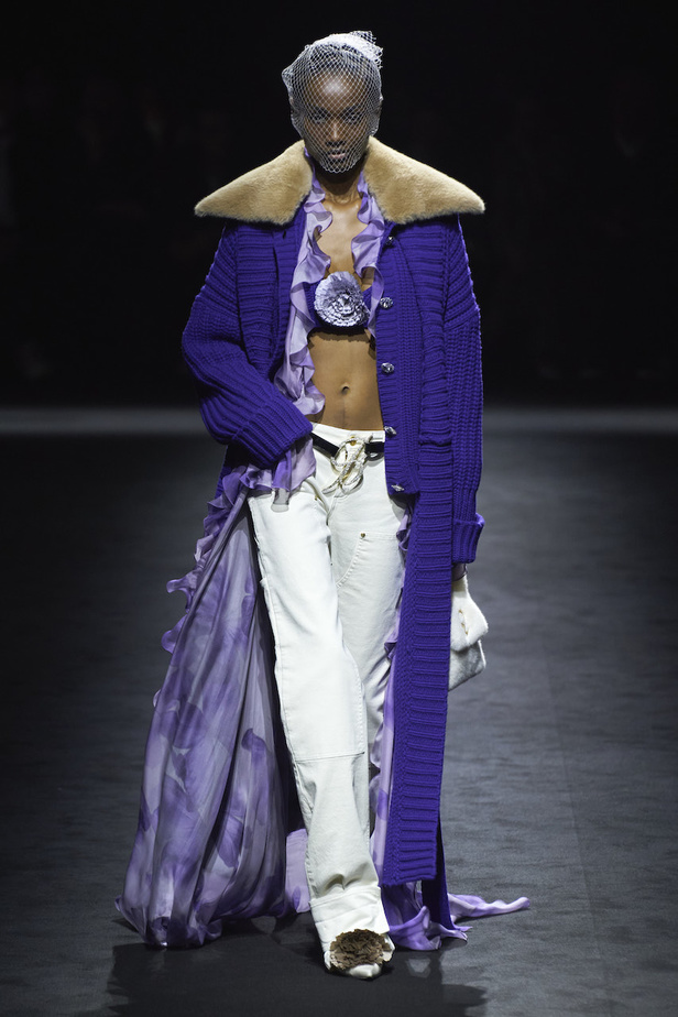 من عرض أزياء Blumarine لموسم خريف وشتاء 2022-2023